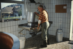 Käserei Klein Bäretswil, Hermann Egli, Sädel, wäscht Milchtanse