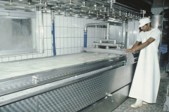 Käserei Klein Bäretswil, Schotte über den frischen Käse, Karl Schmidt + Tamile in Anlehre