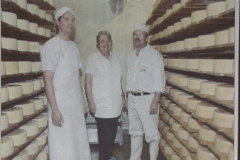 Jubiläum 100 Jahre Käsereigenossenschaft Kleinbäretswil, vlnr Dominik Schmidt (Sohn), Marianne und Karl Schmidt