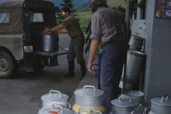 Käserei Gerhard Walter jun., Tisenwaldsberg, Anlieferung der Milch, Sämi Scherrer, Walter Gerhard sen.