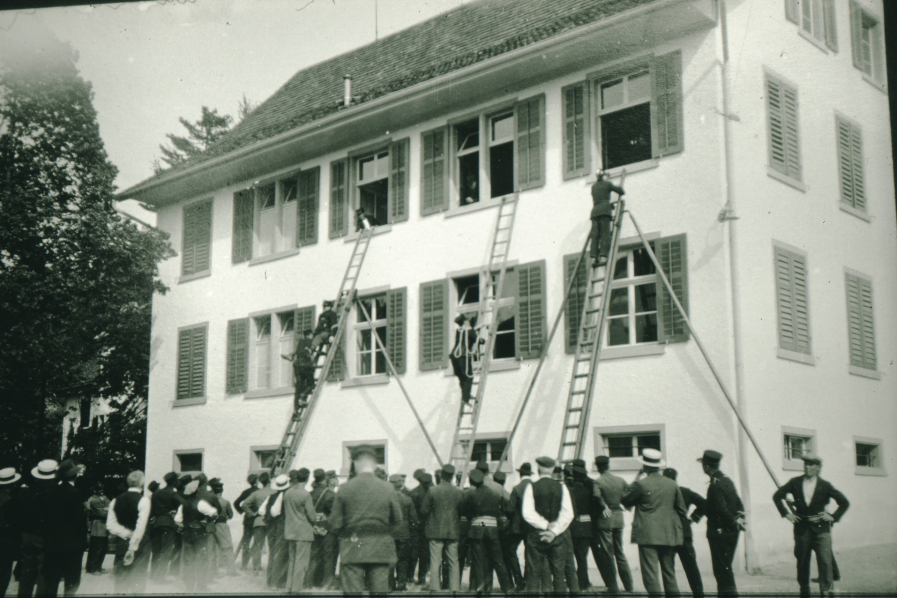 Feuerwehrübung beim alten Primarschulhaus Bäretswil