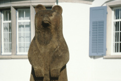 Der neue Bär vor dem Gemeindehaus
