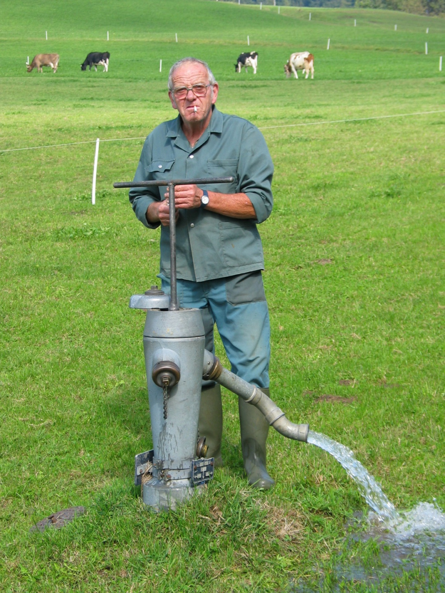 WV Allmann, Brunnenmeister Hans Lattmann beim Spülen der Hydranten