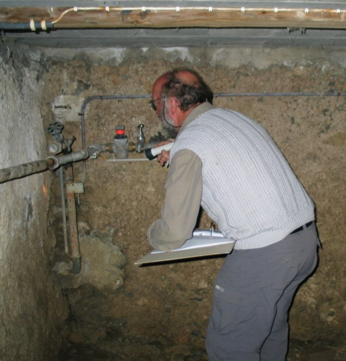 WV Allmann, Wasserablesung im Keller eines Hauses, Hansruedi Kägi, WVA
