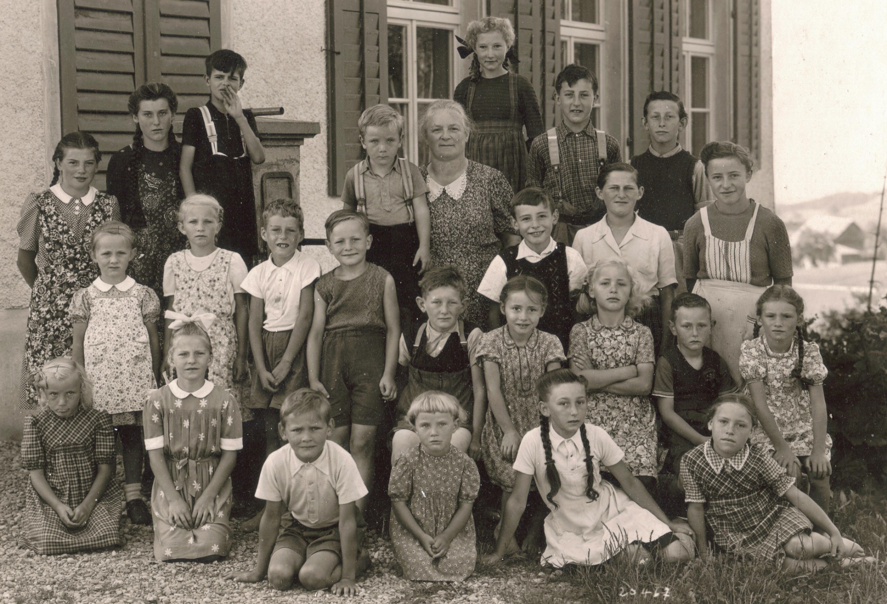 Schule Berg 1945 vor dem Laufbrunnen beim Schulhaus
