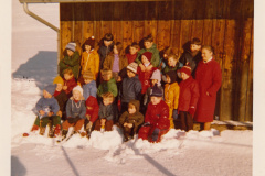 Sonntagsschule Berg, Vor dem Nebengebäude (Schöpfli/Garage) beim Schulhaus Berg.