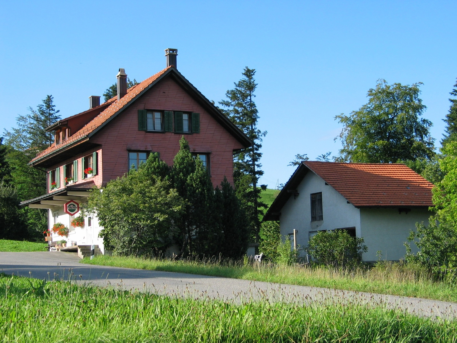 Käserei Kleinbäretswil, mit Anbau Gefrieranlage, Schlachtlokal und Garagen.