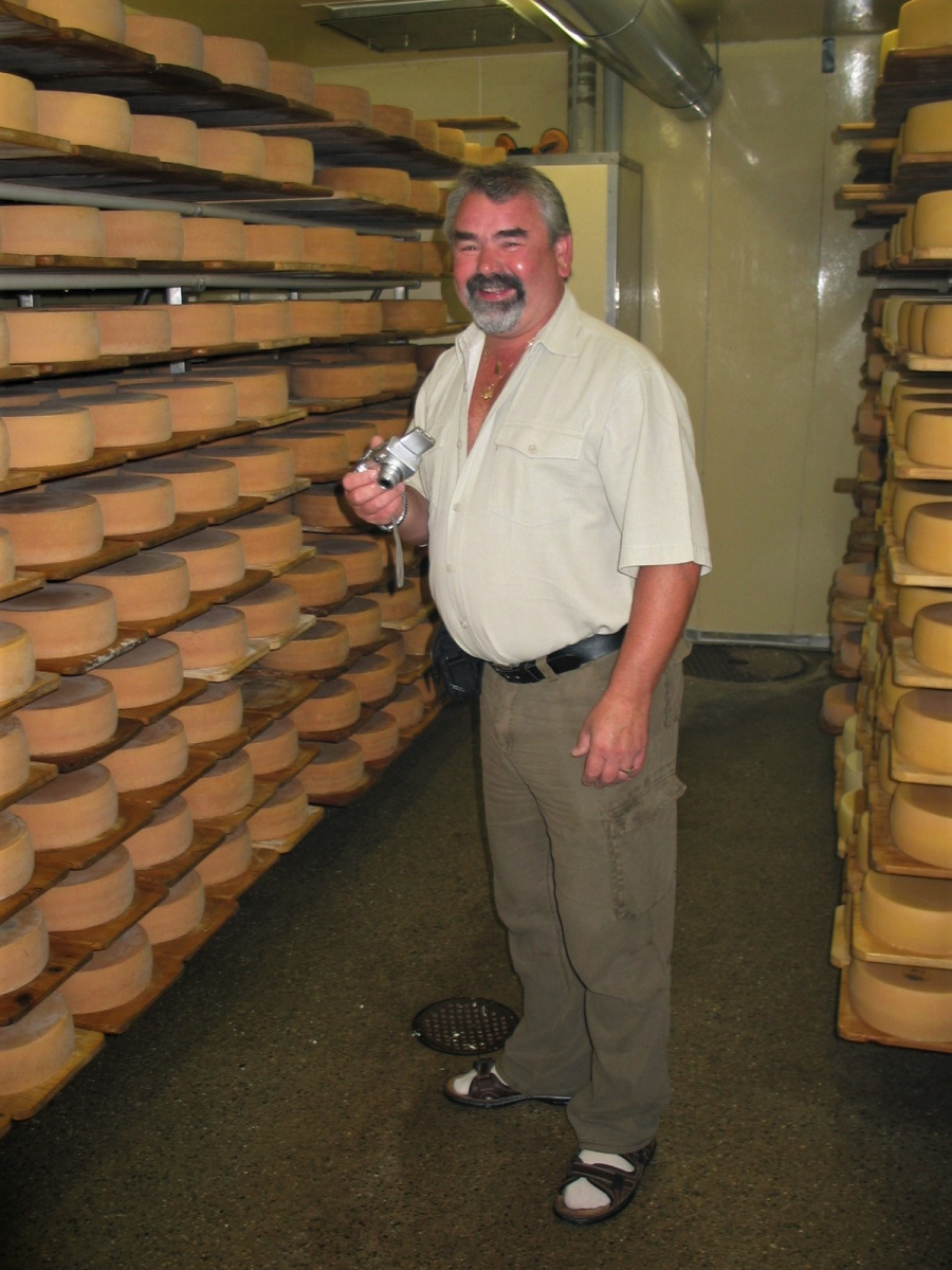 Käserei Kleinbäretswil, Karl Schmidt hat Kunden von nah und fern, hier lobt Milos, Restaurantbesitzer aus Tschechien den guten Käse.