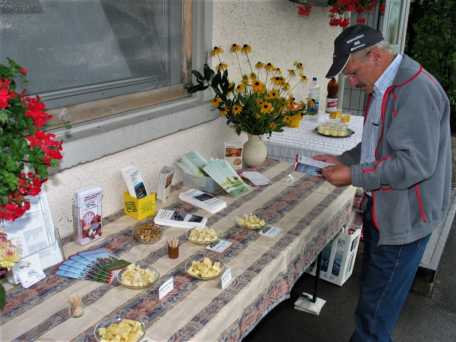 Jubiläum Käsereigenossenschaft Kleinbäretswil, Fredi Litschi beim Degustationsbuffet