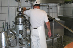 Chäsi Chlibäretswil, bei der Arbeit an der Zentrifuge