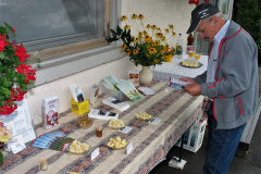 Jubiläum Käsereigenossenschaft Kleinbäretswil, Fredi Litschi beim Degustationsbuffet