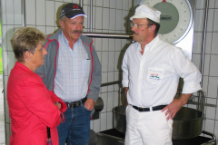 Käsereigenossenschaft Kleinbäretswil, Karl Schmidt mit Fredi Litschi und Frau