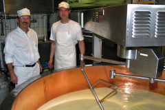 Jubiläum Käsereigenossenschaft Kleinbäretswil, Vater Karl Schmidt mit Sohn Dominik