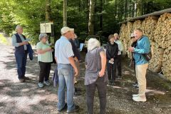 500 J. Täufer. Täufergruppe bei der Gedenktafel vor der Täuferhöhle.