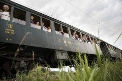 Bahn auf offenem Feld