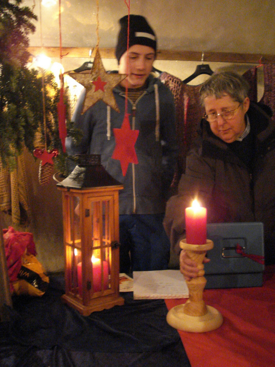 Weihnachtsmarkt 2013, Regula Walder mit Helfer