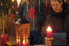 Weihnachtsmarkt 2013, Regula Walder mit Helfer