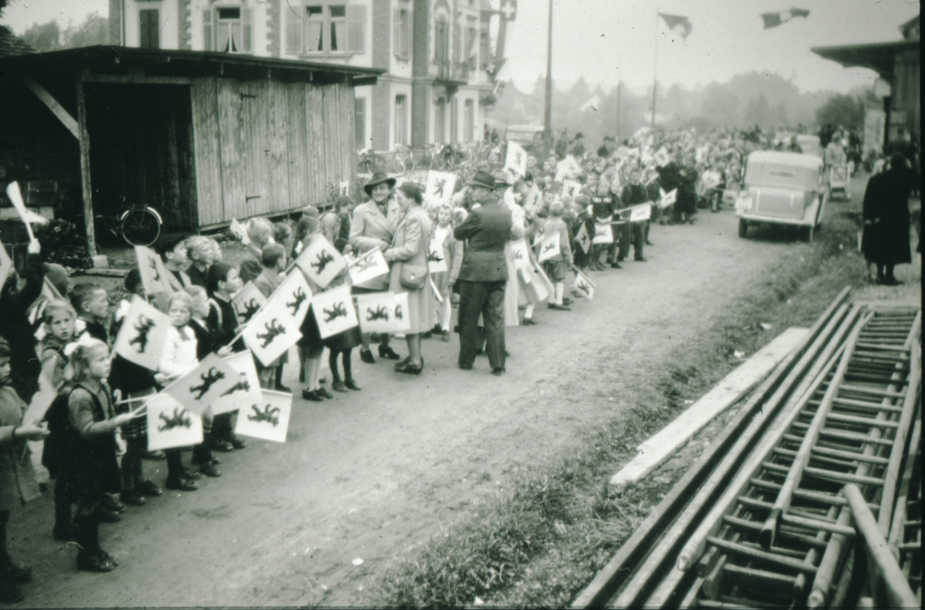 Bahneinweihung 1947, Schulkinder mit Bäretswiler Fahnen