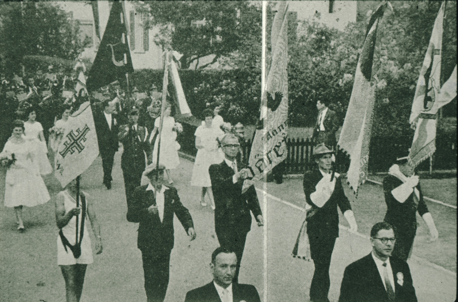 Bahneinweihung 1947, Fahnendelegation Vereine. Friedrich Joss (Mitte) trägt die Männerchor-Fahne