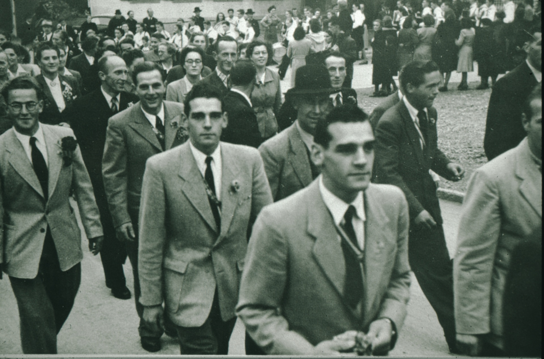 Bahneinweihung 1947. Vorn die beiden bekannten Turner Max und Ruedi Leuenberger, links aussen: Jakob Schelldorfer jun., Dachdecker