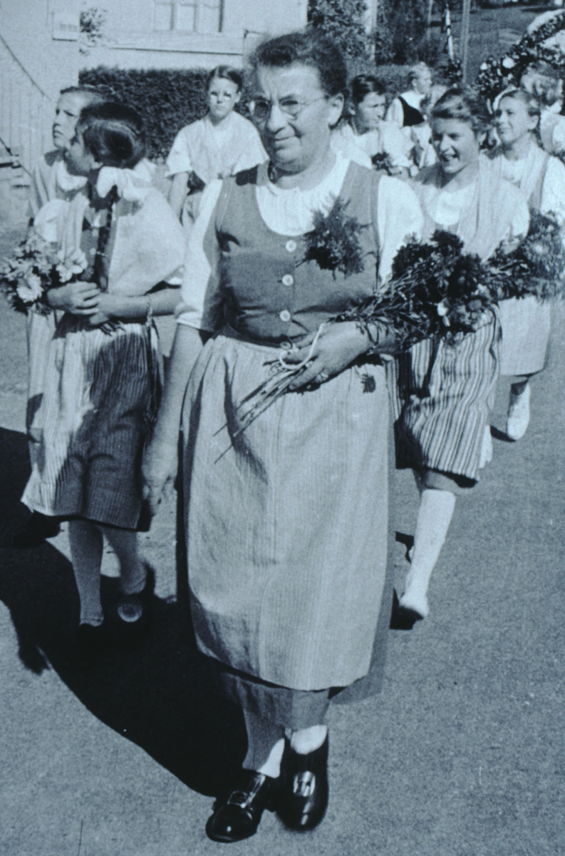 Schulhauseinweihung Dorf 1952, Aline Pfenninger, Handarbeitslehrerin Wappenswil, mit Nähschülerinnen