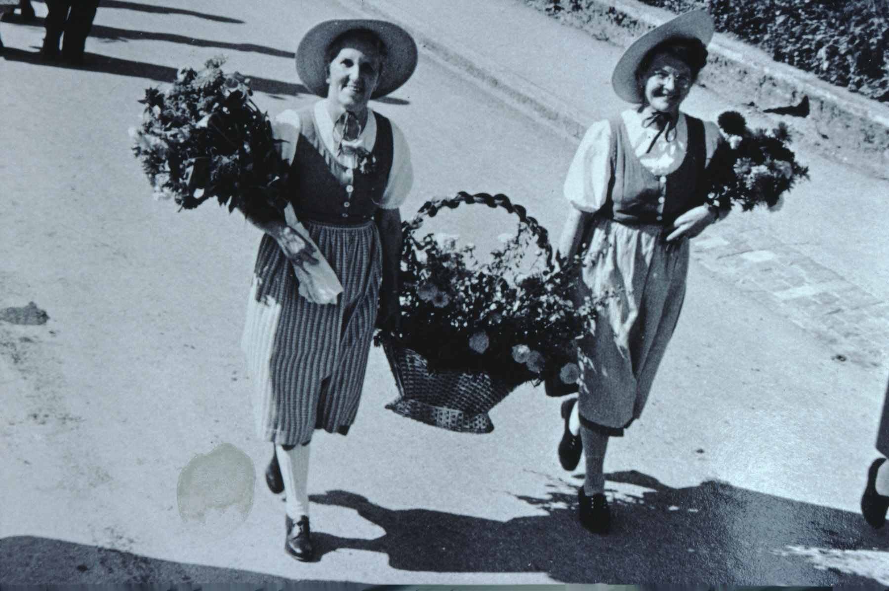Schulhauseinweihung Dorf 1952, vlnr Frau Meyer-Walder und Frau Coiffeur Aline Trachsler-Steidle