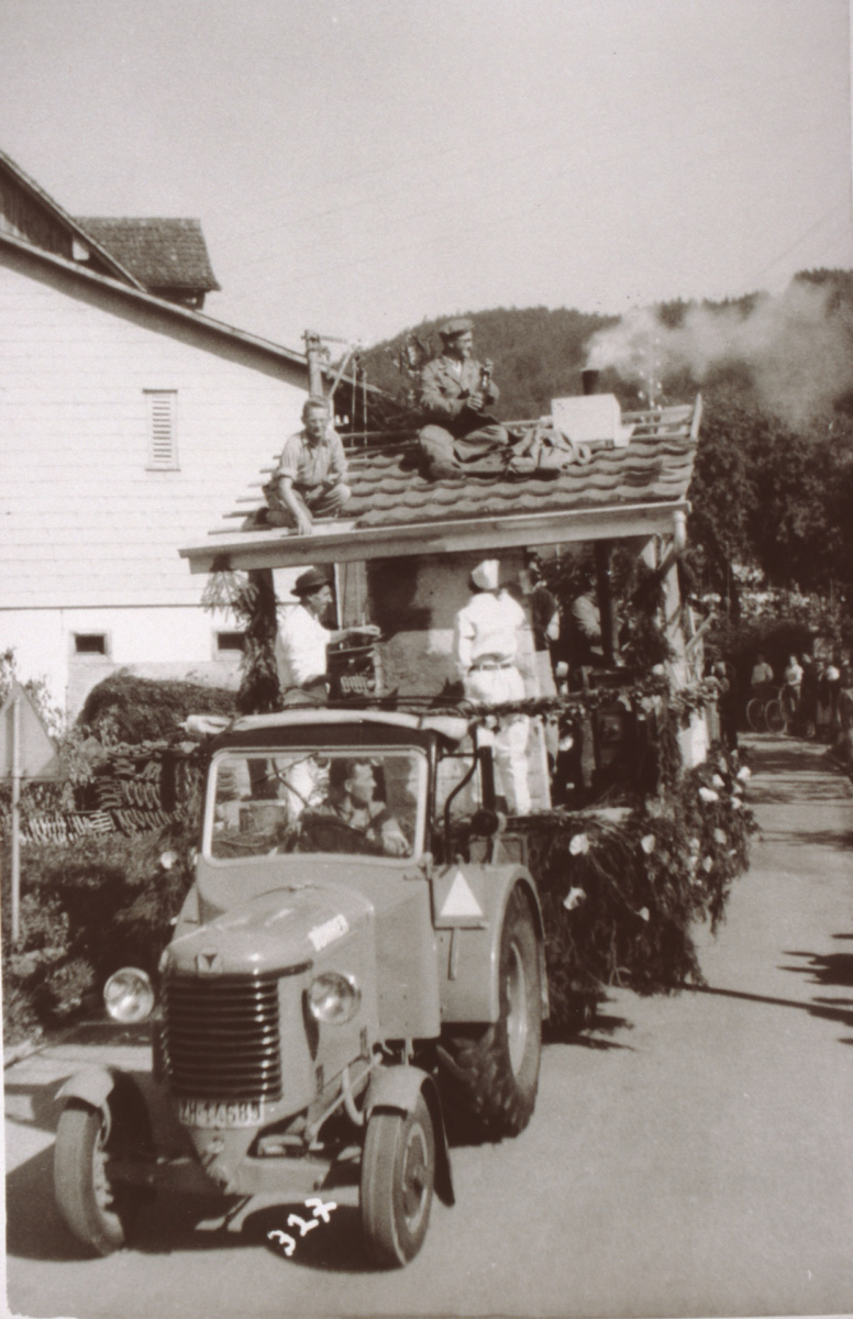 Schulhauseinweihung Dorf 1952. Dachdecker Jakob Schelldorfer vor seinem Stammhaus im Unterdorf. Auf dem Dach links Jakob Schelldorfer jun.
