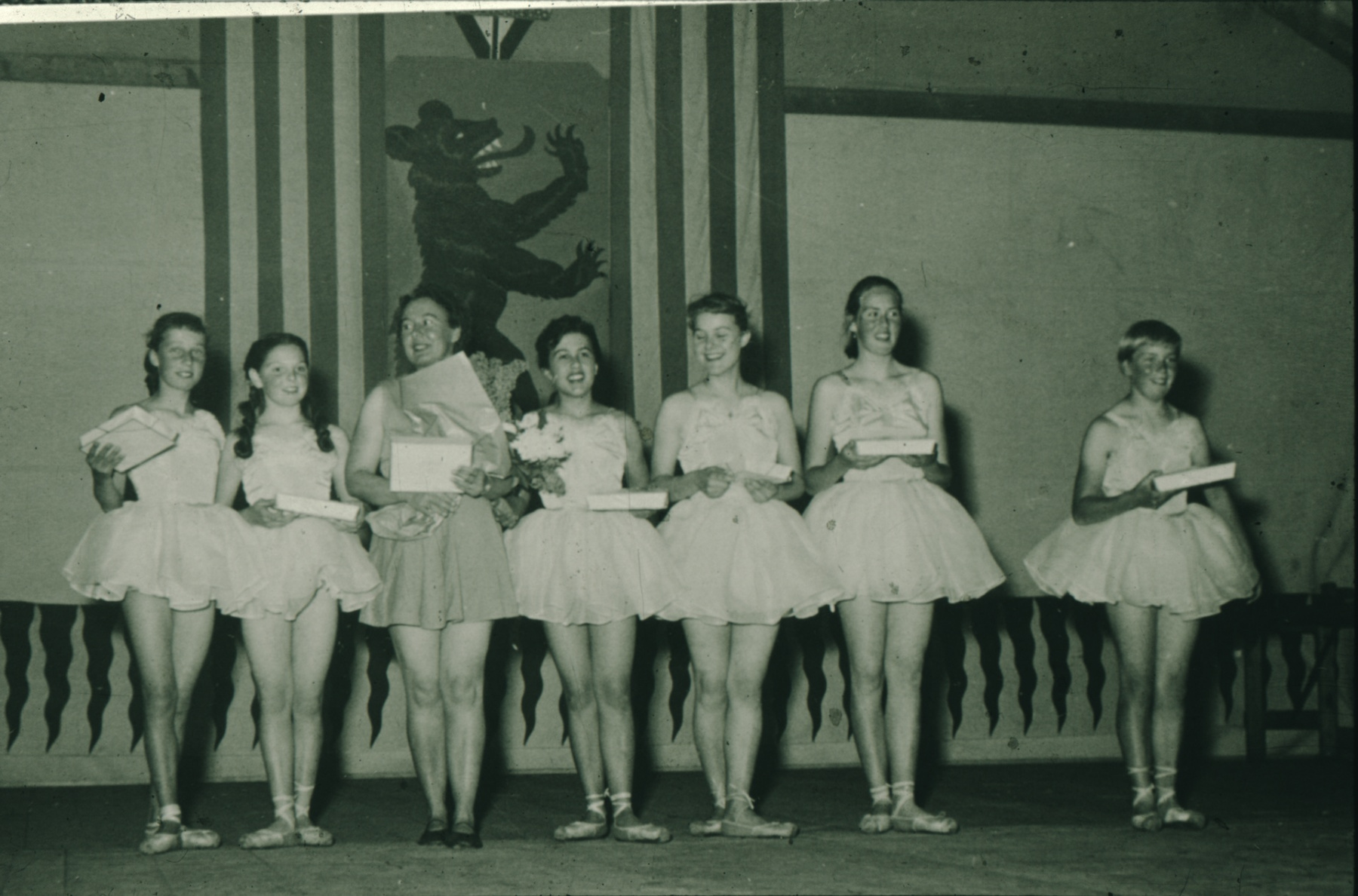 Schulhauseinweihung Dorf 1952, Reigen auf der Bühne. Links aussen Heidi Bohli (1943), rechts aussen Irma Walder (1942), in der Mitte Erika Berger
