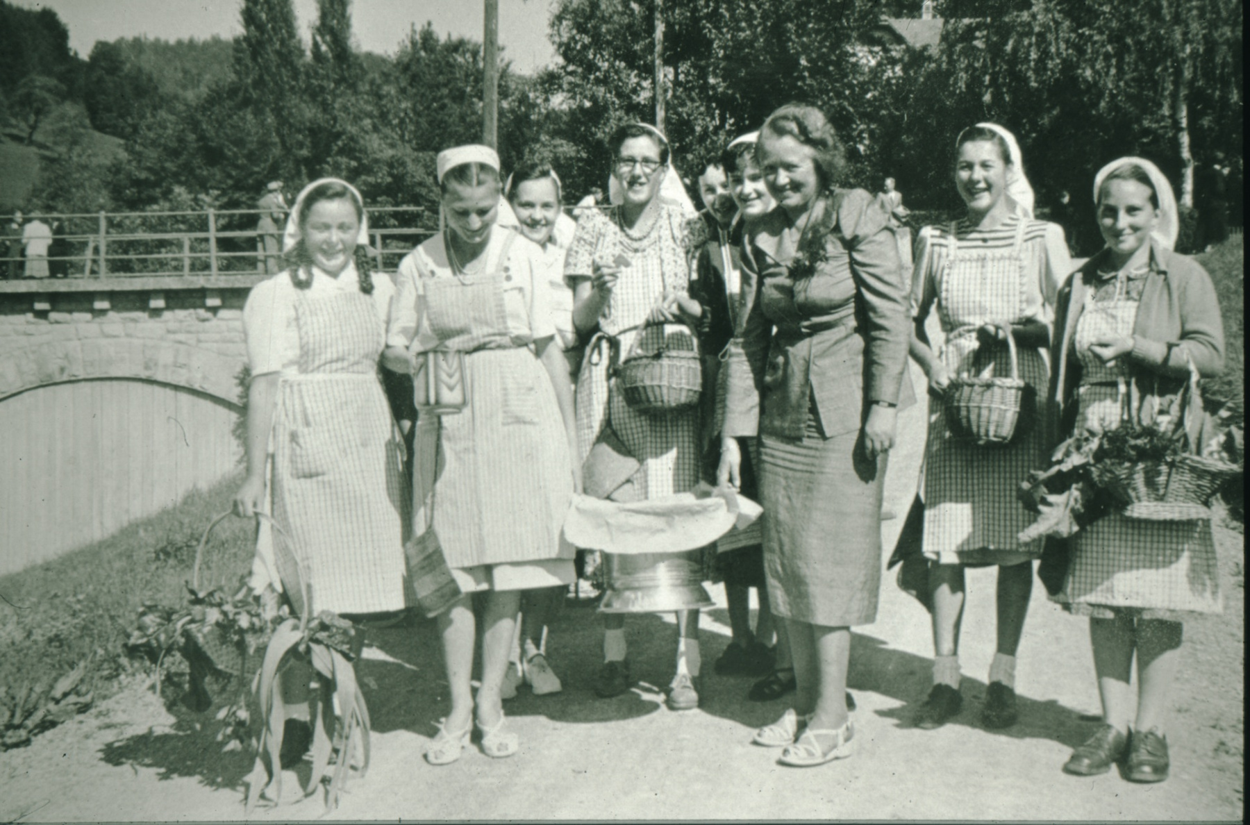 Schulhauseinweihung Dorf 1952. Lilli Hürlimann, Haushaltungslehrerin, Tochter von Theodor Hürlimann, mit Schülerinnen