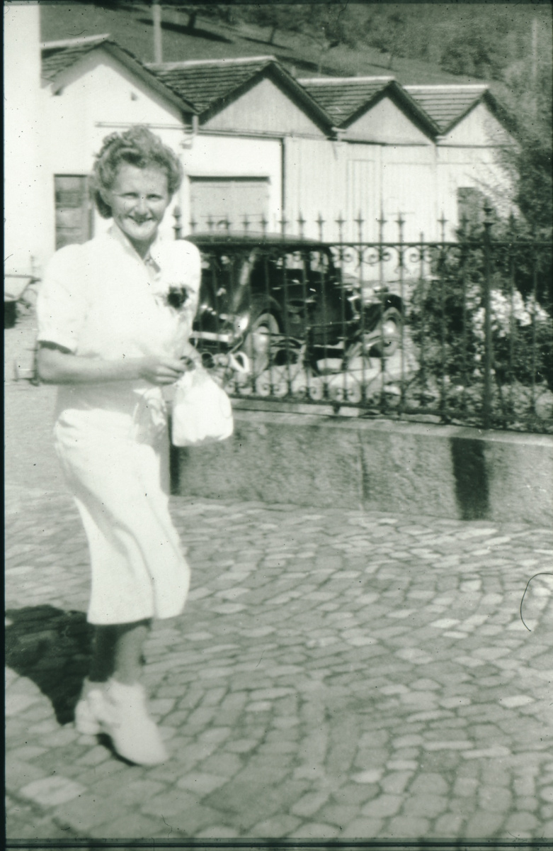 Schulhauseinweihung Dorf 1952. Kindergärtnerin Rosmarie Kuster (nicht Lilli Hürlimann!)
