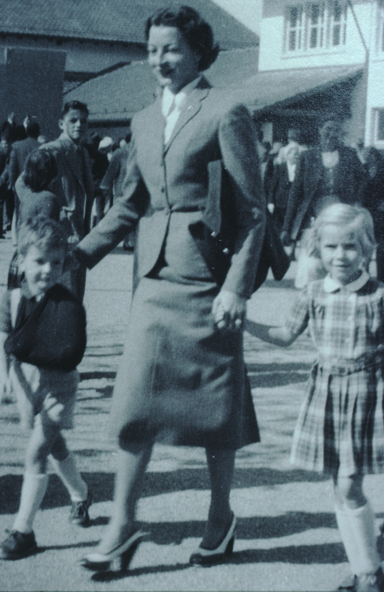 Schulhauseinweihung Dorf 1952,  Frau Spörri-Kraft (Felix)