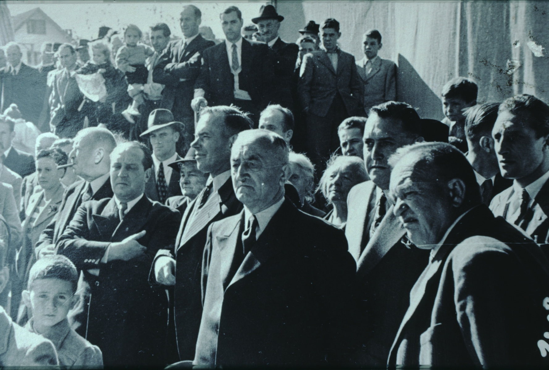 Schulhauseinweihung Dorf 1952, vlnr Otto Honegger, Felix Spörri, Jakob Heusser, hinten Walter Meyer, Josef Marchiori (Ofenbauer)