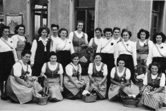 Bahneinweihung 1947, Turnerinnen und Trachtenfrauen. (vorne Mitte: Alice Schelldorfer und Elsbeth Schelldorfer-Bohli, langjährige Leiterin des VOLG-Ladens) Bahneinweihung 1947, Turnerinnen und Trachtenfrauen. (vorne Mitte: Alice Schelldorfer und Elsbeth Schelldorfer-Bohli, langjährige Leiterin des VOLG-Ladens)