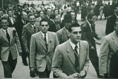 Bahneinweihung 1947. Vorn die beiden bekannten Turner Max und Ruedi Leuenberger, links aussen: Jakob Schelldorfer jun., Dachdecker Bahneinweihung 1947. Vorn die beiden bekannten Turner Max und Ruedi Leuenberger, links aussen: Jakob Schelldorfer jun., Dachdecker