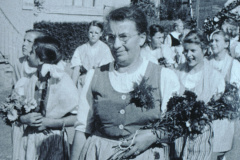 Schulhauseinweihung Dorf 1952, Aline Pfenninger, Handarbeitslehrerin Wappenswil, mit Nähschülerinnen