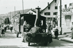 Schulhauseinweihung Dorf 1952, Umzug. Die Schulwacht Neuthal präsentiert die UeBB von Guyer-Zeller Schulhauseinweihung Dorf 1952, Umzug. Die Schulwacht Neuthal präsentiert die UeBB von Guyer-Zeller