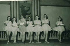 Schulhauseinweihung Dorf 1952, Reigen auf der Bühne. Links aussen Heidi Bohli (1943), rechts aussen Irma Walder (1942), in der Mitte Erika Berger
