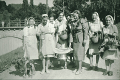 Schulhauseinweihung Dorf 1952. Lilli Hürlimann, Haushaltungslehrerin, Tochter von Theodor Hürlimann, mit Schülerinnen