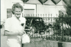 Schulhauseinweihung Dorf 1952. Kindergärtnerin Rosmarie Kuster (nicht Lilli Hürlimann!)