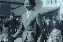 Schulhauseinweihung Dorf 1952,  Frau Spörri-Kraft (Felix)