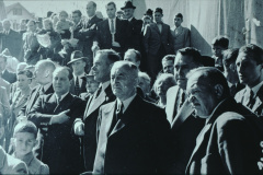 Schulhauseinweihung Dorf 1952, vlnr Otto Honegger, Felix Spörri, Jakob Heusser, hinten Walter Meyer, Josef Marchiori (Ofenbauer)