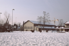 Schulanlage Dorf mit Baugespann