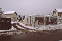 Rest Schuhhaus Egli vom Haus Brizzi aus. Turnhalle im Hintergrund Rest Schuhhaus Egli vom Haus Brizzi aus. Turnhalle im Hintergrund