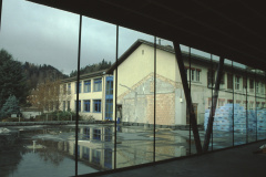 Blick aus der Halle zum Schulhaus