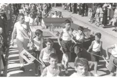 Einweihung Schulhaus u. Turnhalle Dorf 1952. Turnhallenmodell, gezogen von der Jugendriege des TV