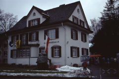 Verhüllte Bären vor dem Gemeindehaus, Eröffnung Jubeljahr Verhüllte Bären vor dem Gemeindehaus, Eröffnung Jubeljahr