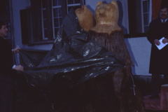 1250 Jahre Bäretswil, Enthüllung der Bären durch Förster Ruedi Kunz, der sie geschnitzt hat