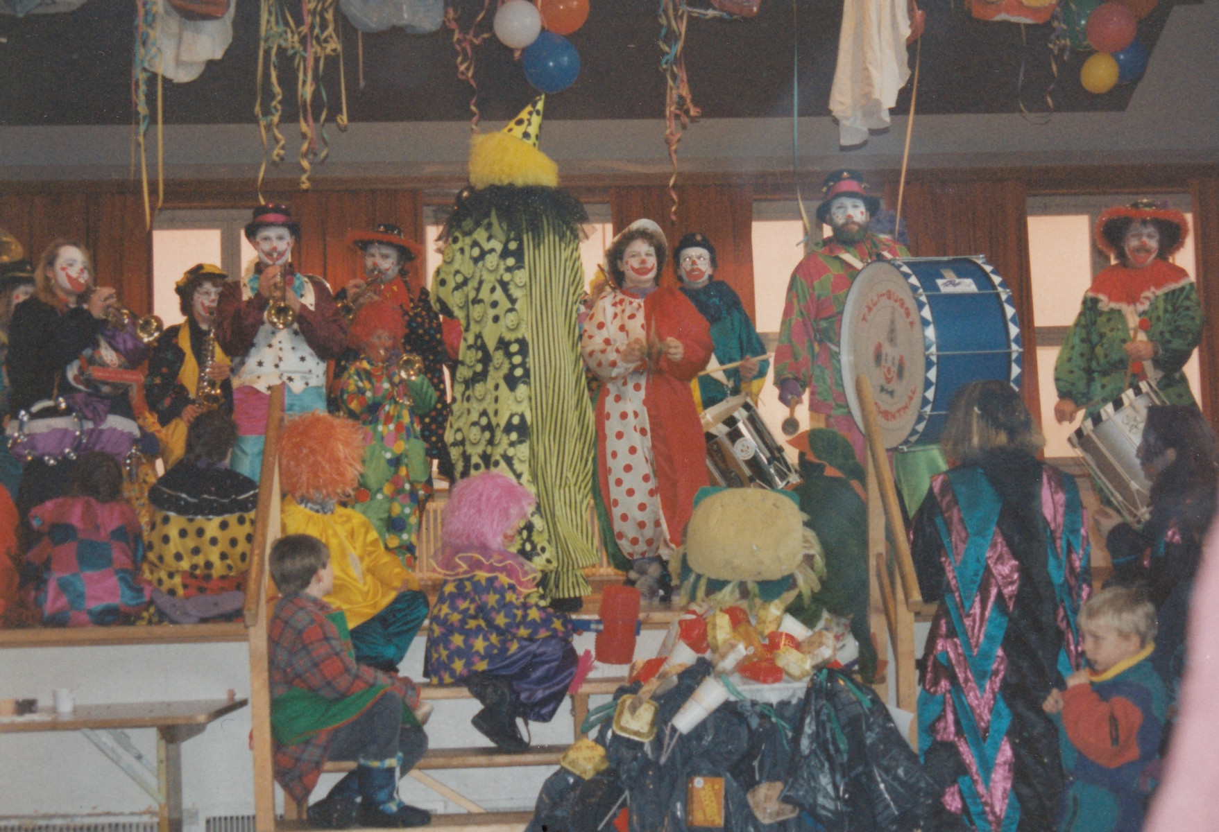 Fasnacht 1994, Kinder-Schlussparty in der Turnhalle, Täli Gugge Fischenthal