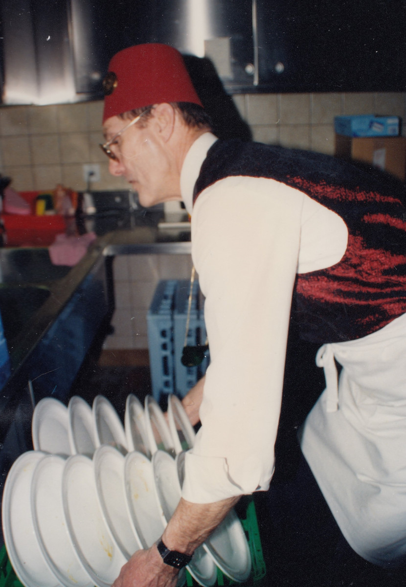 Fasnacht 1996, Umzugsparty, Bruno Grob beim Abwasch