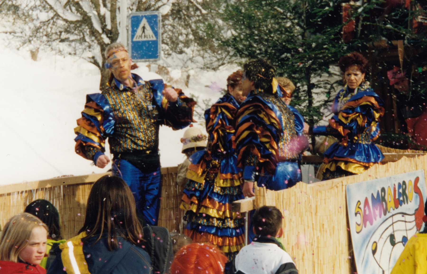 Fasnacht 1999, Kinderumzug, Sambaleros Hinwil, Tanzgruppe